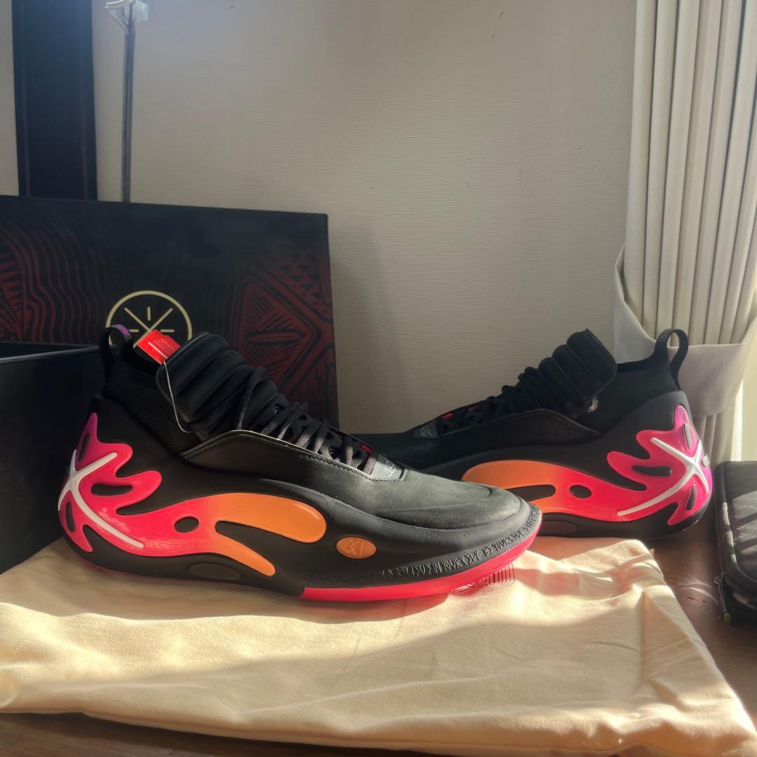 

[USED] Basketball shoes in black and pink