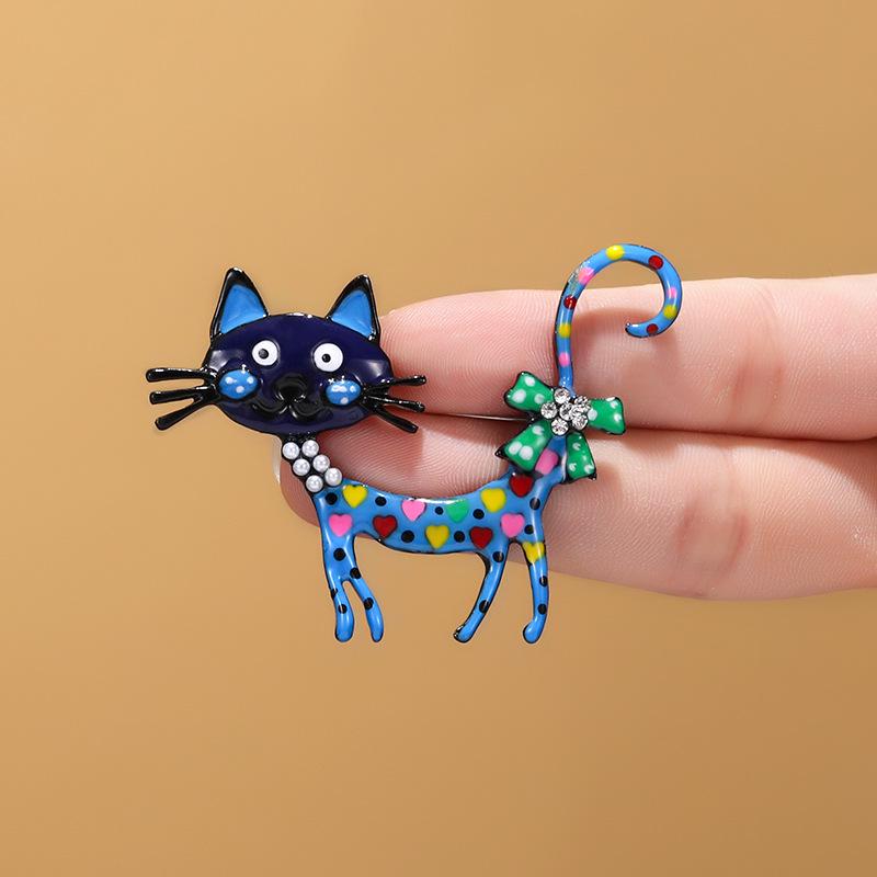 

Vintage Hand-Painted Cat Brooch - Creative Women s Pin for Clothing & Bag Decoration