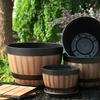 2 Macetas de Barril de Whisky con Plato + 2 Bases + 2 Macetas, Macetas de Plástico Rayadas con Agujeros de Drenaje, Adecuadas para Uso en Interiores y Exteriores
