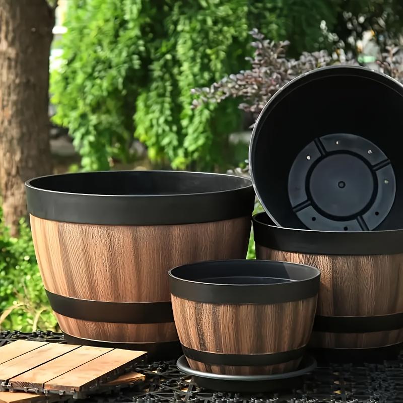 2 Macetas de Barril de Whisky con Plato + 2 Bases + 2 Macetas, Macetas de Plástico Rayadas con Agujeros de Drenaje, Adecuadas para Uso en Interiores y Exteriores
