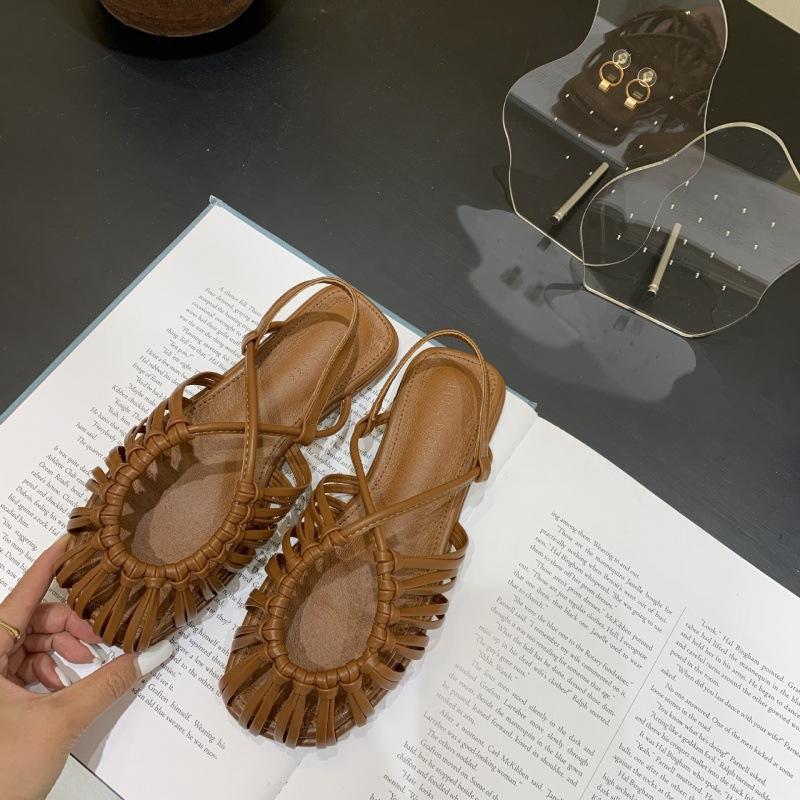 Woven hollow low-heeled bag head Roman sandals 2025 women's summer thick heel with retro brown flat bottom round head