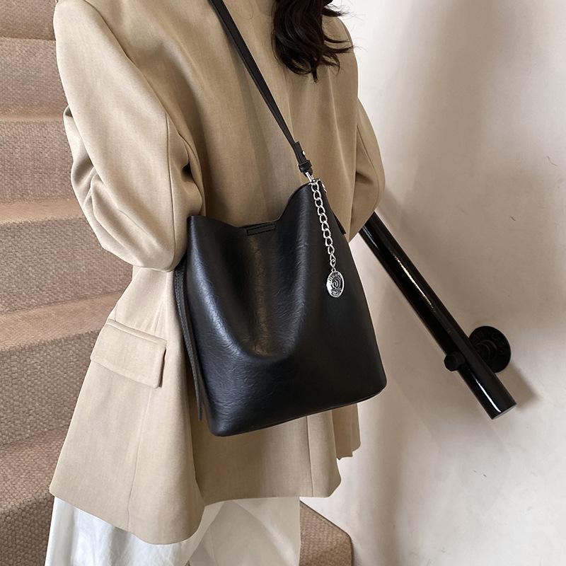 2025 Autumn and Winter New Fashion Trend Versatile Large Capacity Tote Bag Bucket Bag Women's Shoulder Bag
