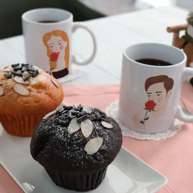 pa417-Design Mug 2p-Man and Woman Holding Roses