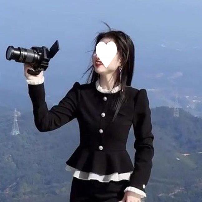 Schwarzes Damenoberteil mit Stehkragen, das den Bauch bedeckt - Mode Frühling/Herbst 2025