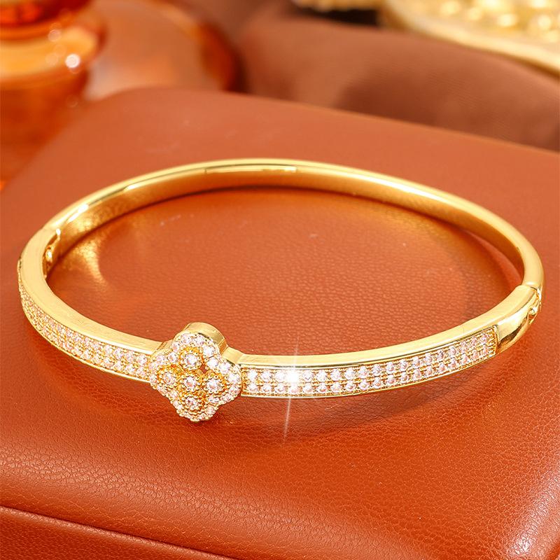 Women's hot-selling bracelets, copper-plated fashionable and simple bracelets, zircon inlaid temperament women's bracelets, popular bracelets.