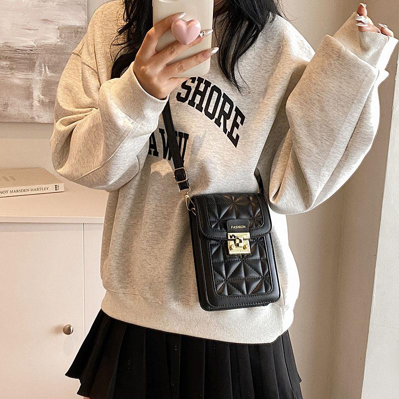 Small Bag 2024 New Female Popular Beautiful Personality Summer Simple Chain Messenger Bag Fashionable Shoulder Small Square Bag
