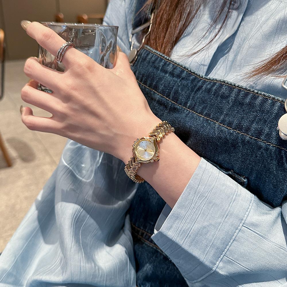 Summer New Women's Watch, Elegant, Light Luxury, High-end Watch, Niche Design Quartz Watch