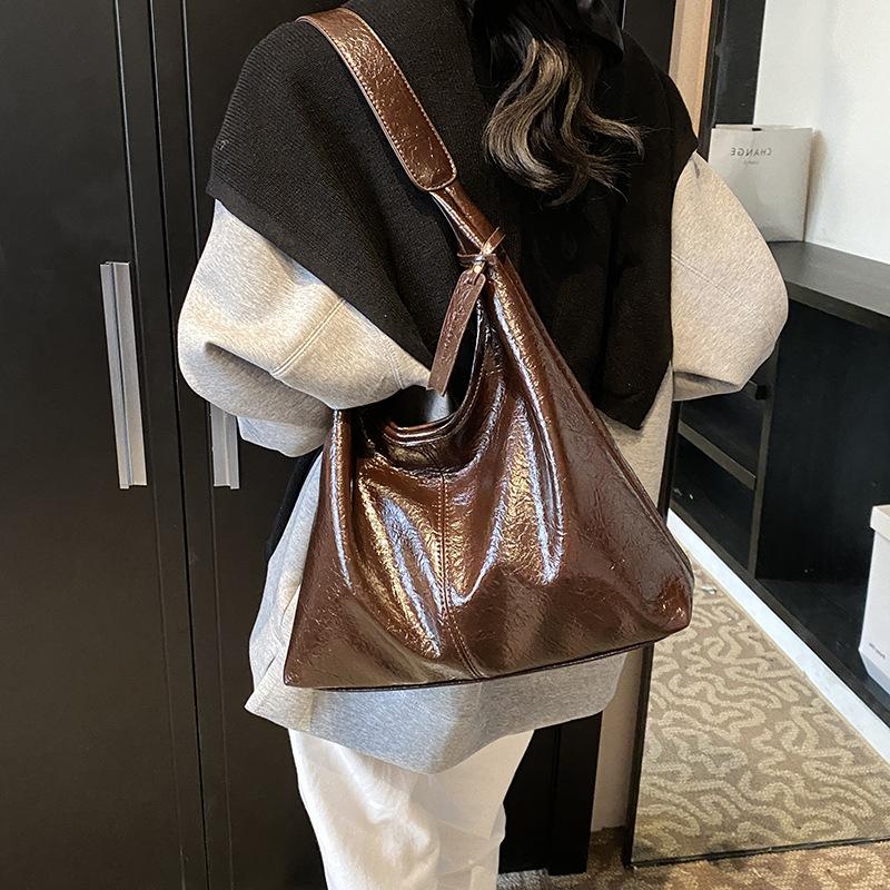 Large-capacity tote bag, shoulder bag, fashionable and simple texture 2025 new trendy temperament underarm women's bag