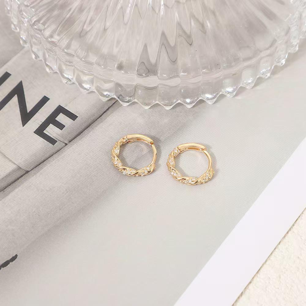 Retro Chic European & American Ear Cuffs: Women's Elegant Simple Stud Earrings