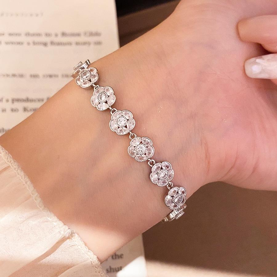 Heart Flower Diamond 18k Gold-Plated Zircon Bracelet: Elegant, Versatile Hand Jewelry for Women