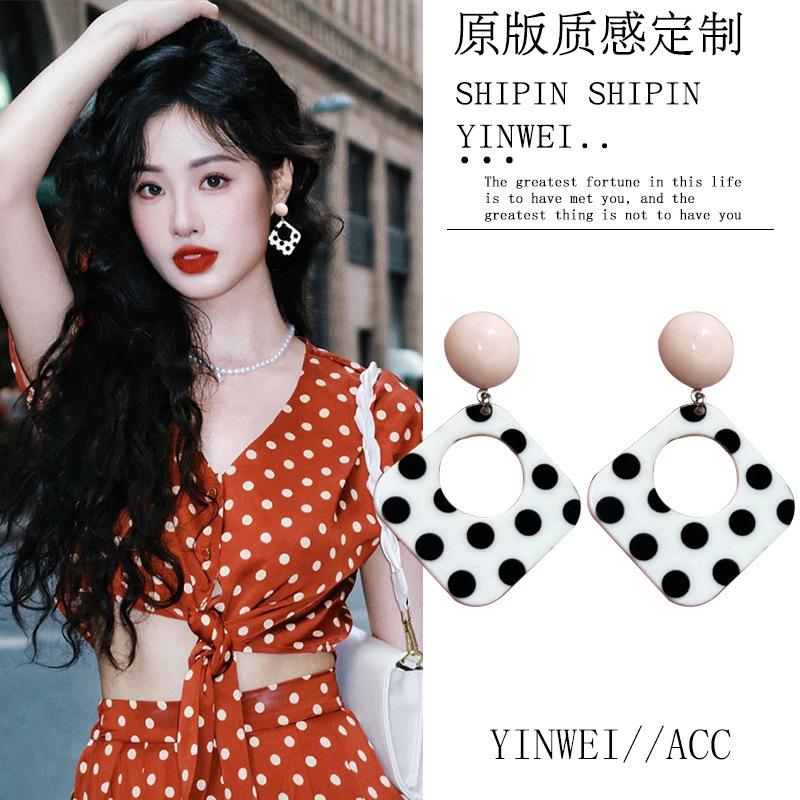 Dopamine flower ear hook women's new holiday style accessories ear clips without ear piercings, high-end seaside cute ear accessories