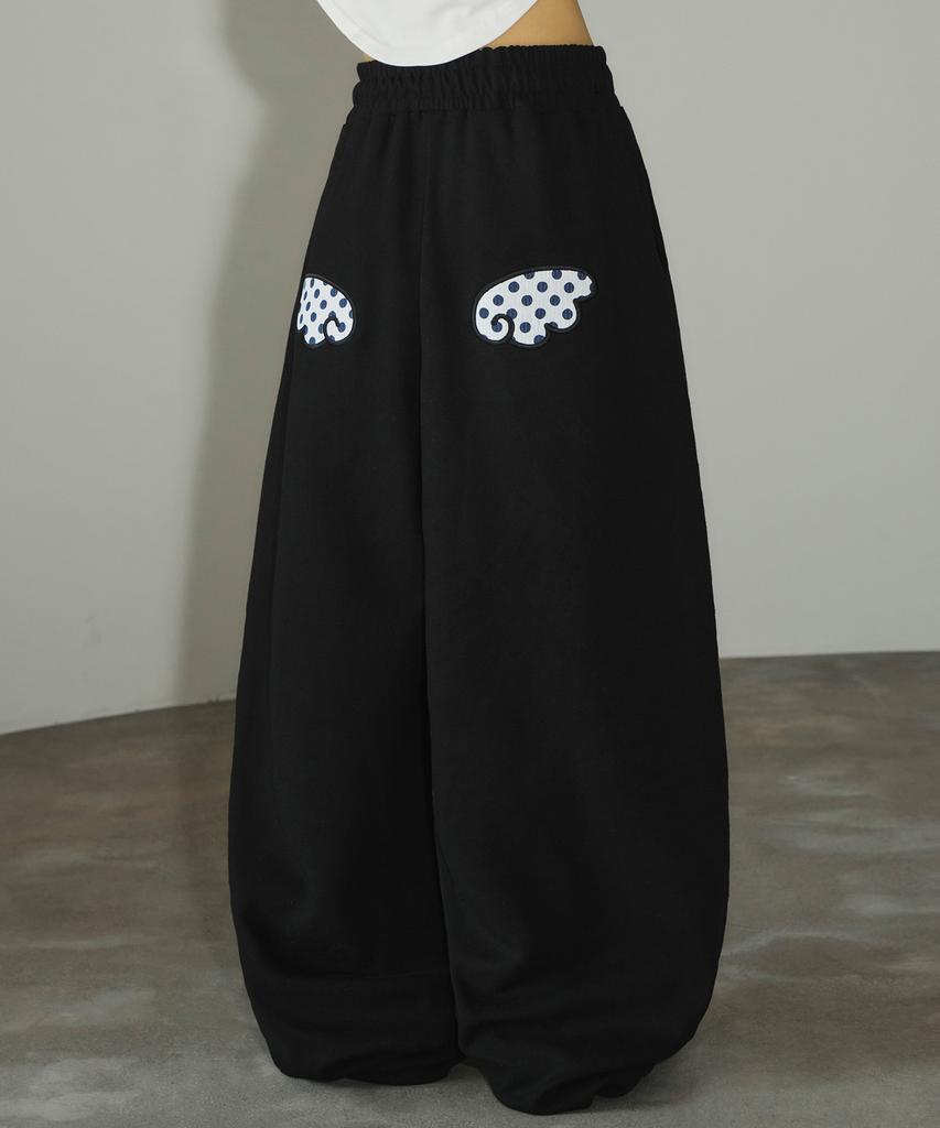 Seulliggeullou Angel Applique Curved Sweatpants [Black]