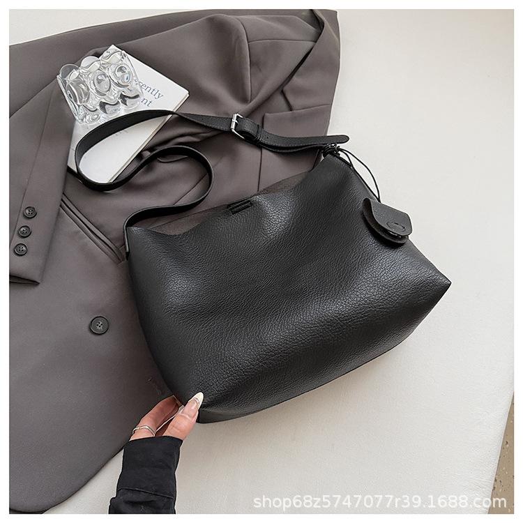 

2025 new Korean ins solid color shoulder tote bag, lychee pattern large capacity solid color fashionable simple mother and child bag чёрный