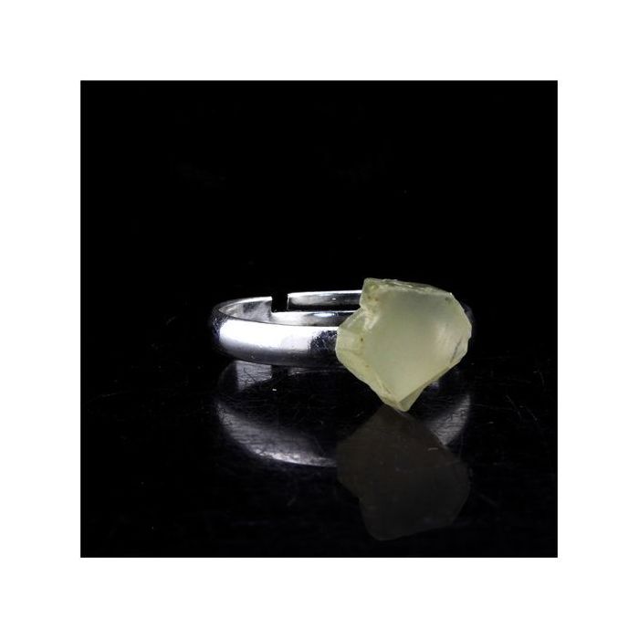 Steine ​​und Mineralien. Ring Spodumen Hiddenit rohsilberplattiert. 9,58 ct. Größe verstellbar.