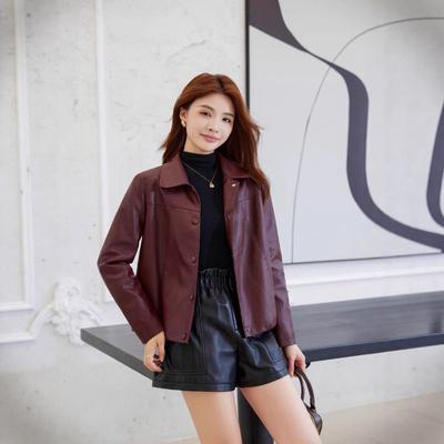 Giacca primaverile alla moda per donna, cappotto corto in pelle, giacca da motociclista attillata con stile alla moda e design unico