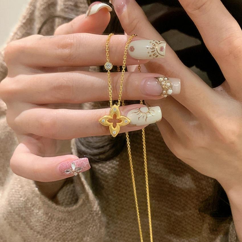 Collar de Trébol de Cuatro Hojas para Mujer Nuevo Exquisito Sentido Senior Acero Titanio No Pierde Color Cadena Clavícula