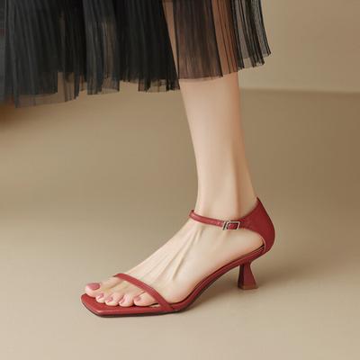 Nouvelles sandales femme à un mot sandales femme à bout carré confortables semelle souple tendon de bœuf grande taille sandales d'été femme cuir talon moyen couleur unie