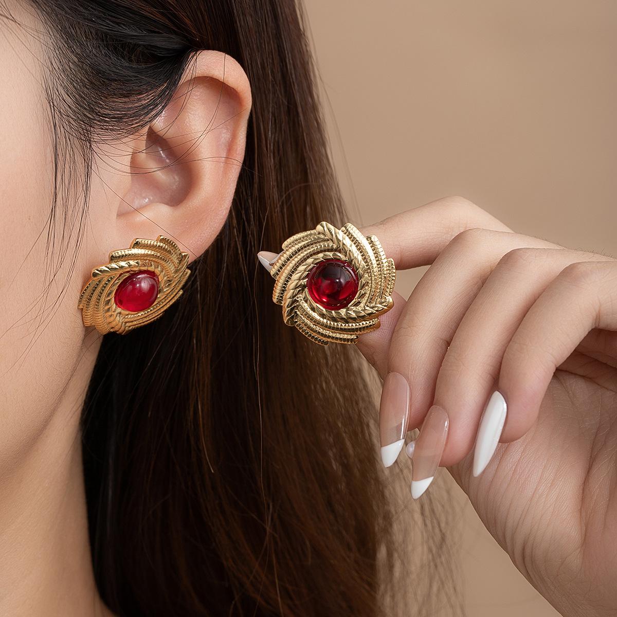 

Design Sense Retro Vortex Sunflower Stud Earrings Niche Fashion Exquisite Elegant Earrings Women