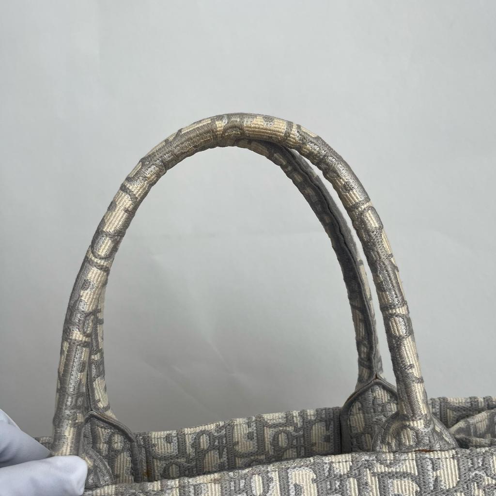 [Pre-Owned] Book Tote Medium White Canvas Monogram Shoulder Bag - Very Good #1VXK2B