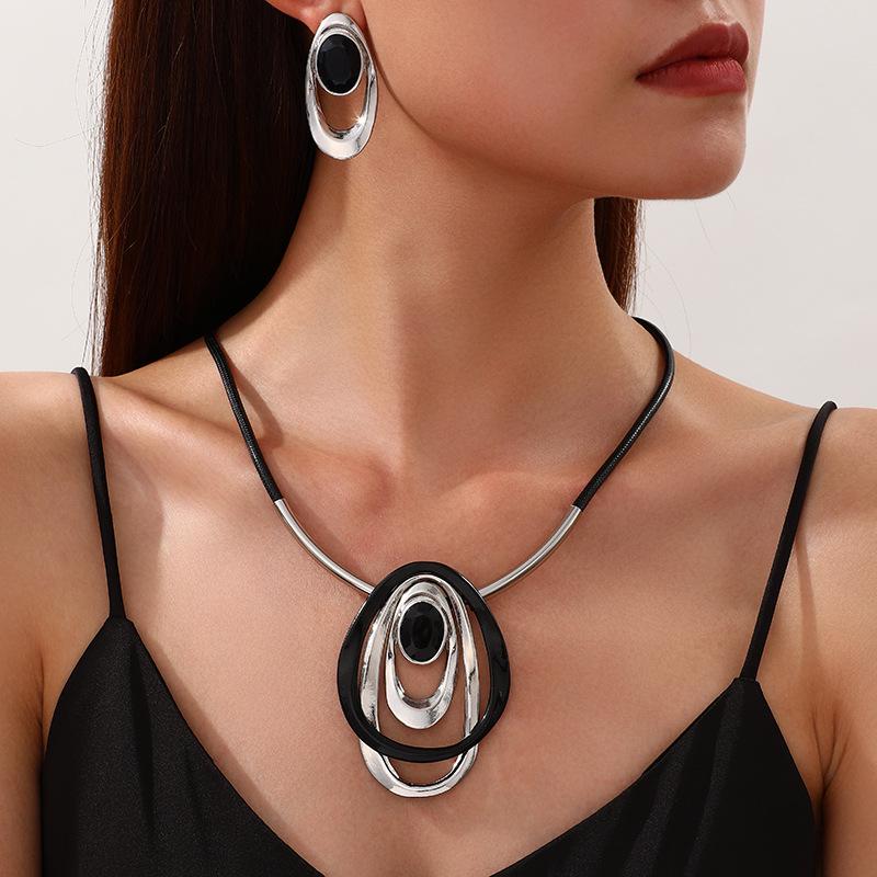 European-American Fashion Retro Pendant Necklace & Oval Earrings Set for Women