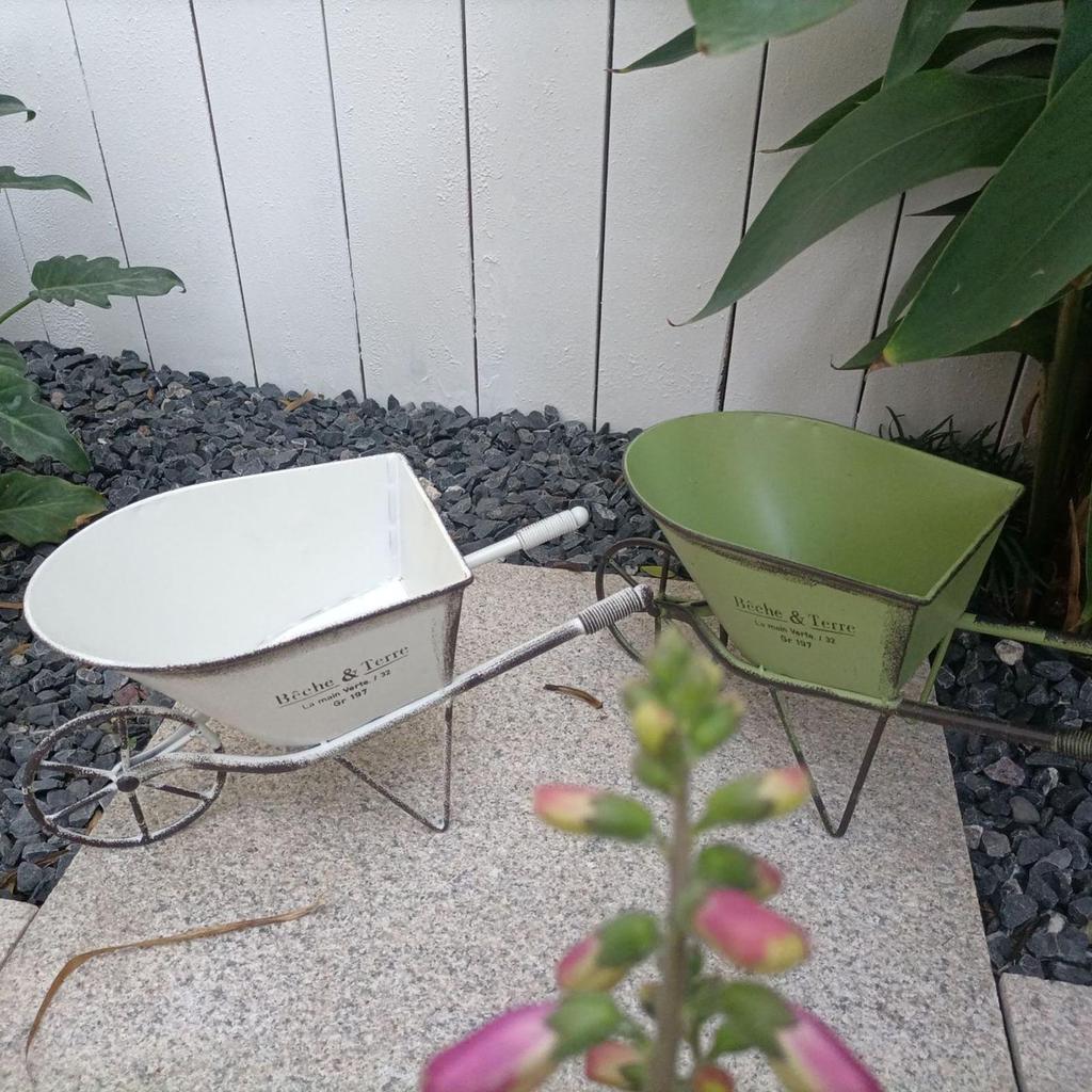 Iron Wheelbarrow Yard Ornament Vintage Small Planter Flower Plant Pots for Garden Lover and Home Decoration Enthusiasts