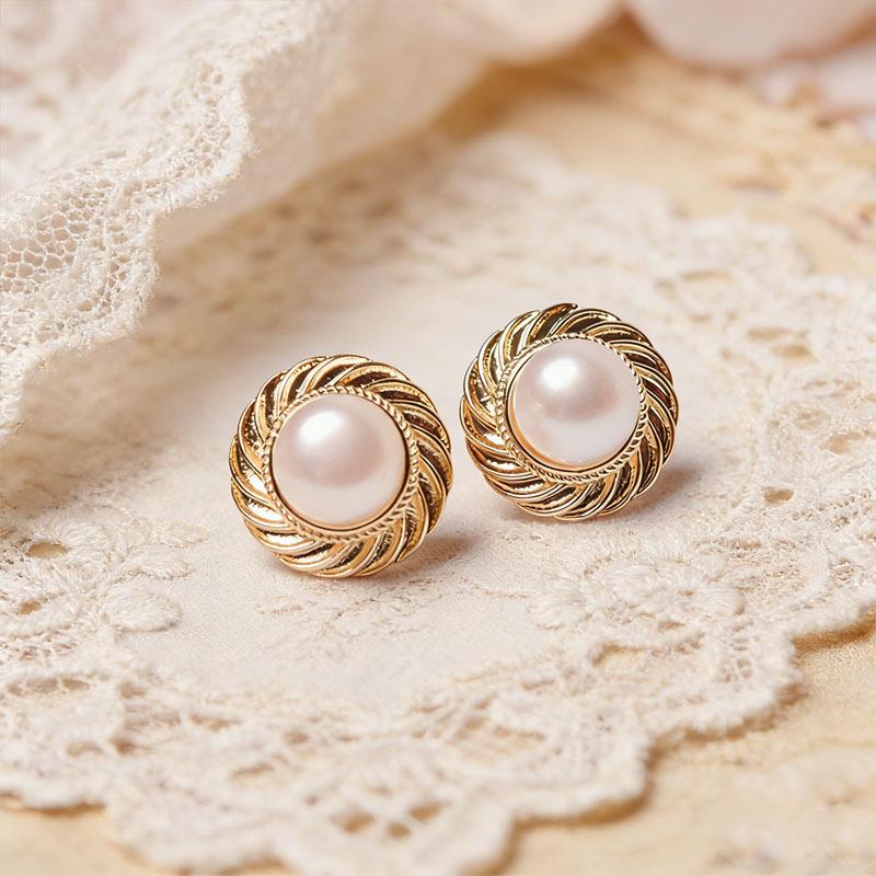 French Natural Freshwater Pearl Stud Earrings Women Ins Retro Light Luxury Niche 18K Commuter Simple Twist Earrings