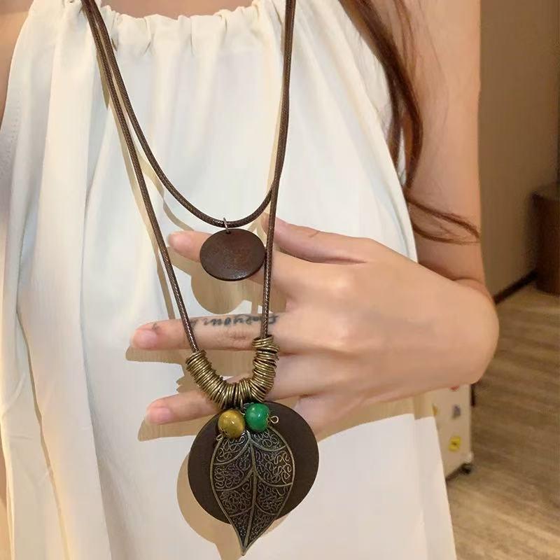 Retro Chinese Tassel Necklace: Unique Ethnic Style Women's High-End Clavicle Chain.
