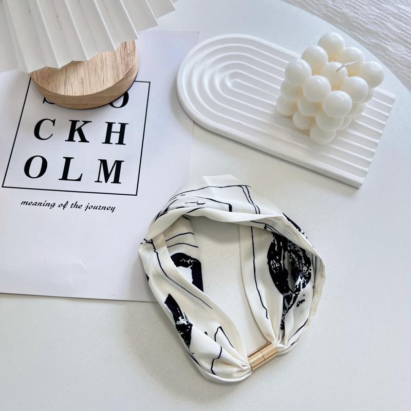 Korean Style New Fahion Silk Scarf Pearl Necklace Decoration Printed All-Matching Vintage Scarf Professional Lady Small Scarf