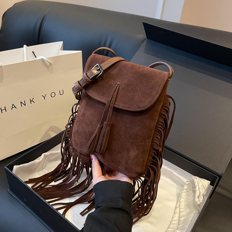 

Премиальный сенс простой нишевый дизайн ретро кисточка плечевая сумка-мессенджер женская 2025 осень и зима новая трендовая сумка-ведро темно-коричневого