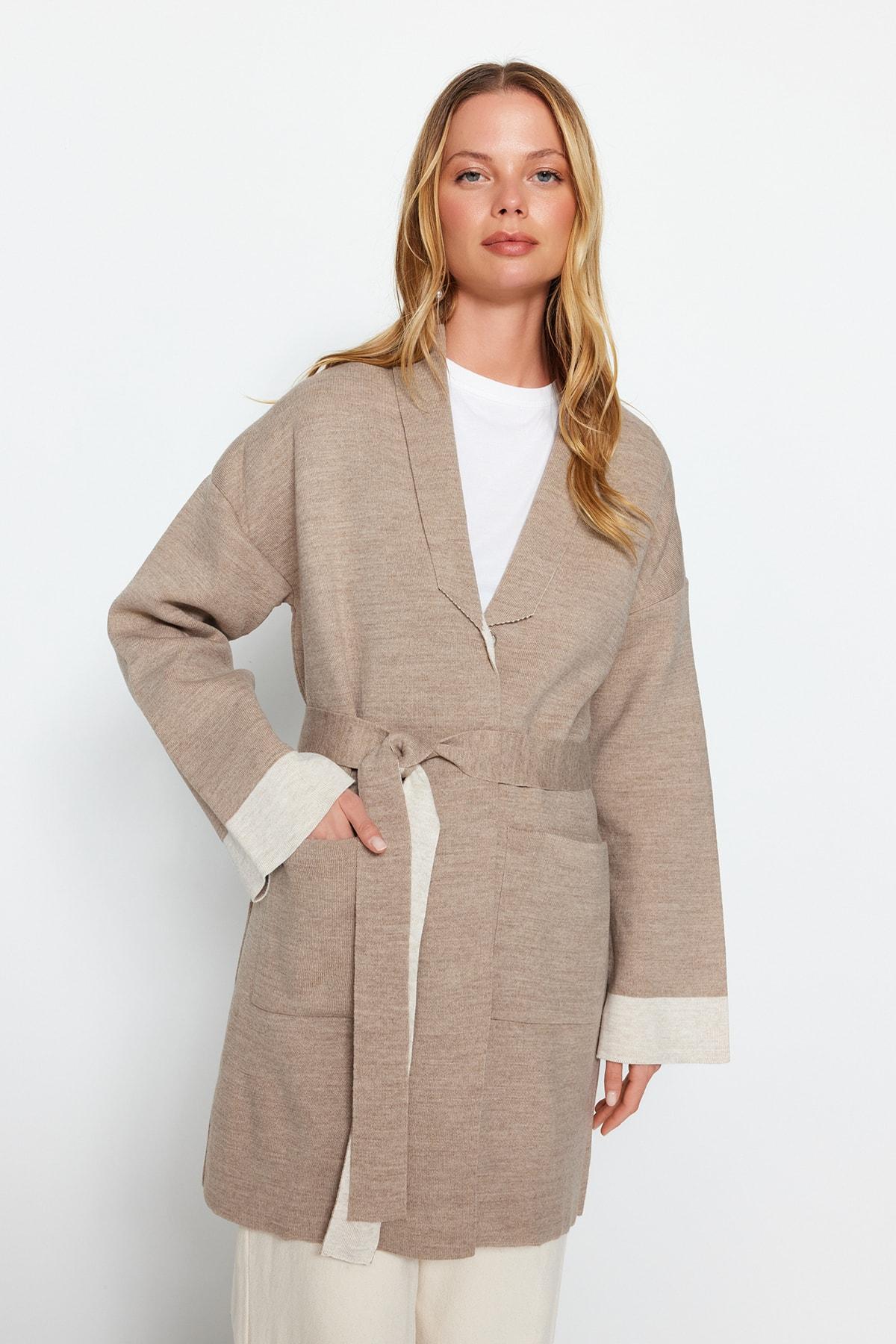 

Сезонный трикотажный кардиган из норки в стиле колор блок с поясом TCTAW24TH00009..