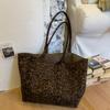 Leopard print bag women's large-capacity 2025 new autumn and winter leisure shoulder shopping bag, popular commuter tote bag this year