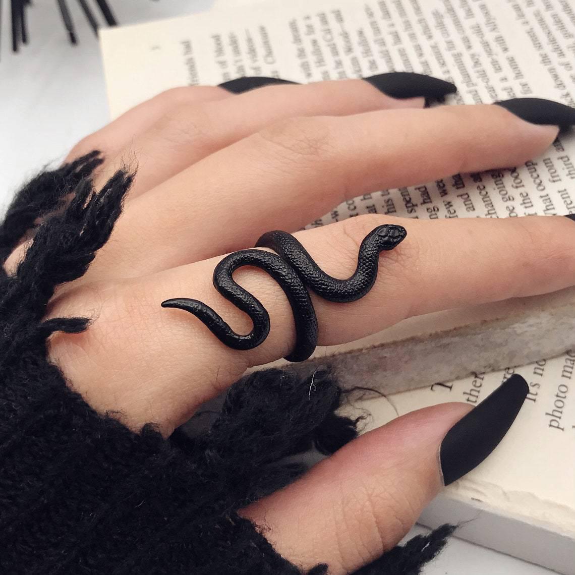 

Trendy Retro Black Snake Ring: Handmade European & American Alloy Design