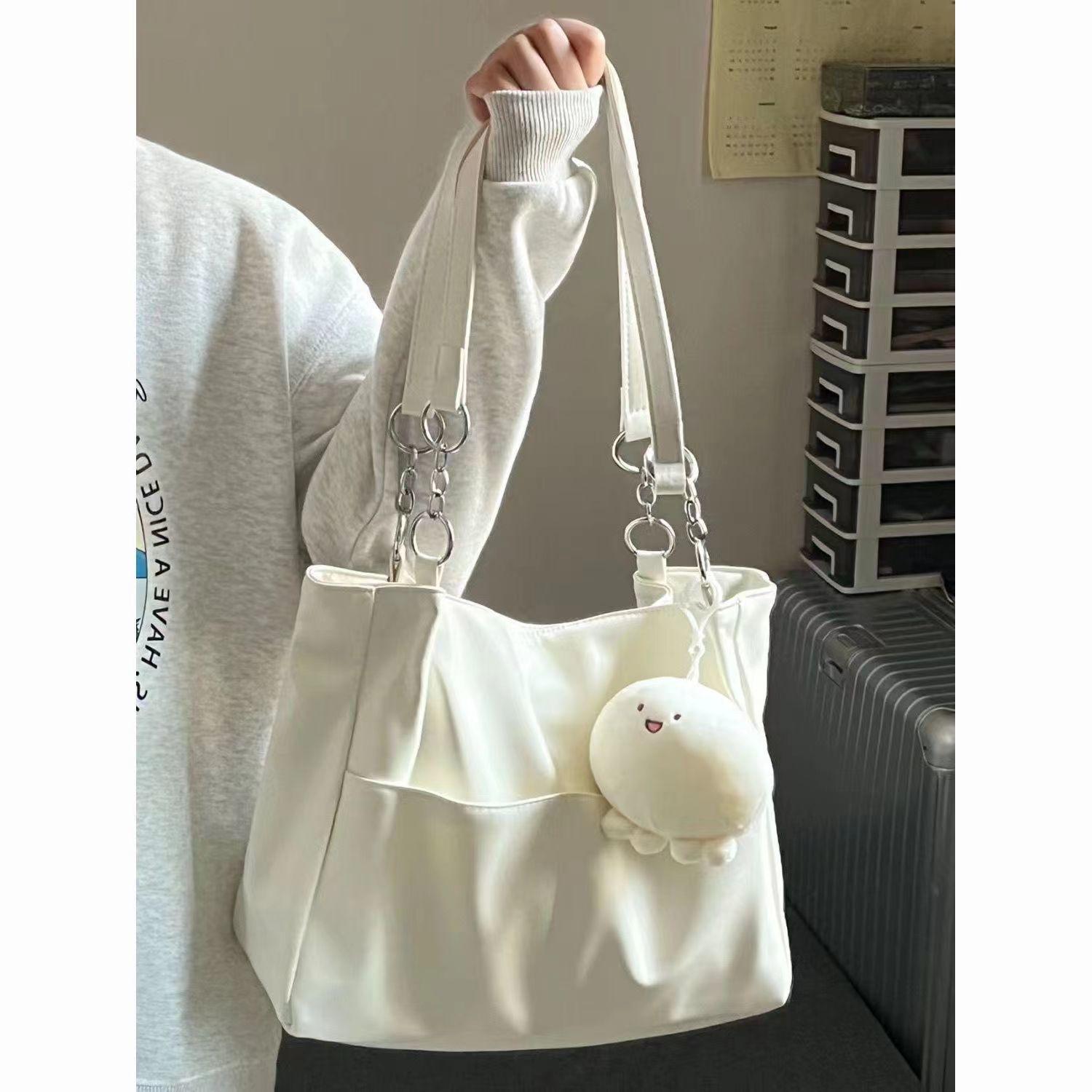 

Premium sense versatile women and women 2025 new messenger portable commuter tote bag large capacity student class shoulder bag bag + shoulder strap + octopus hairball pendant