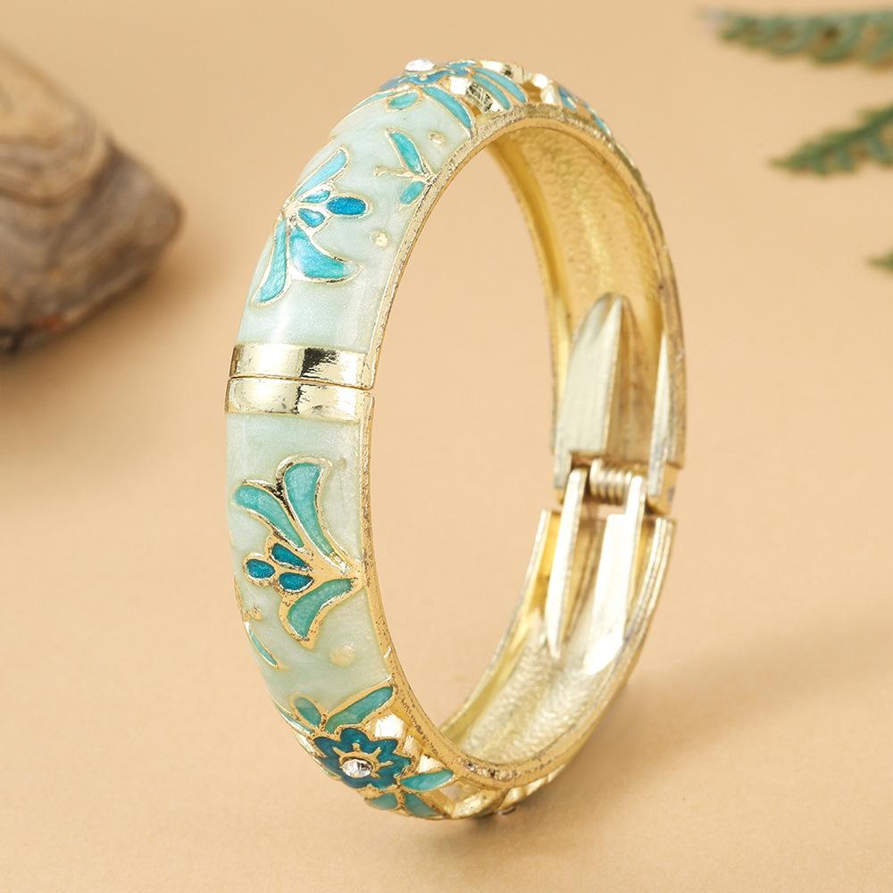 

Vintage Floral Leaf Diamond Inlay Hollow Cloisonne Wide Cuff Bangle Light Luxury Enamel Jewelry небесно-голубой
