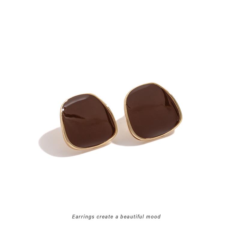 

Retro Wine Red Stud Earrings: Autumn/Winter Clip-On, No Piercing Needed, Elegant Niche Design for Women