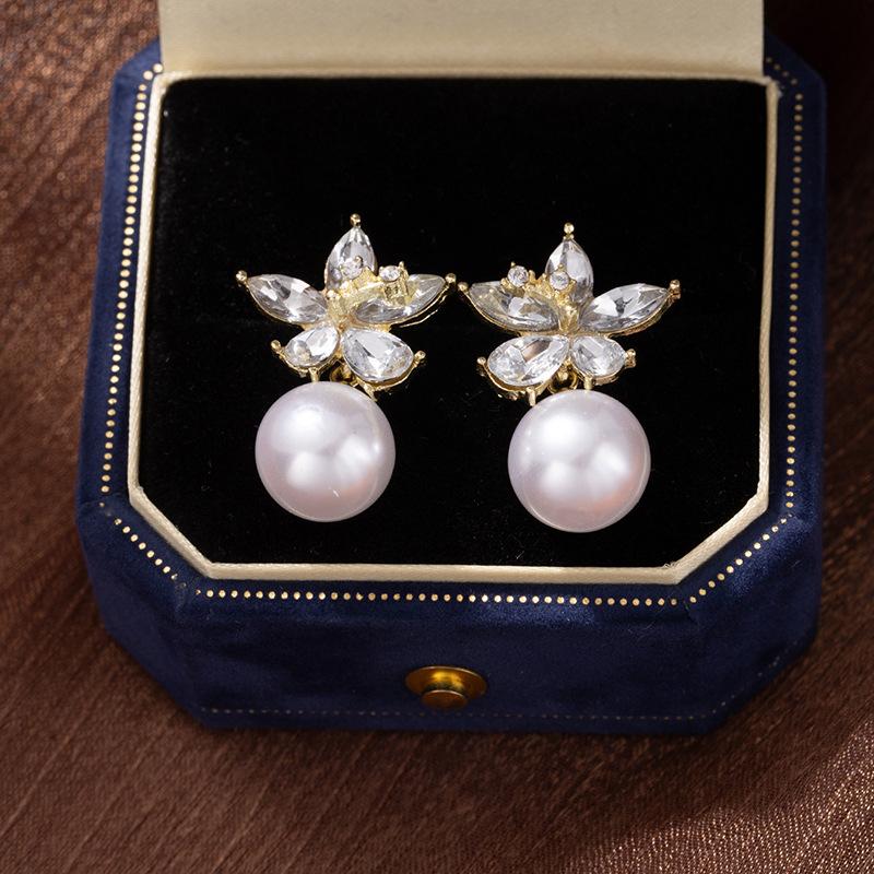 Orecchini a Fiore con Zirconi dal Temperamento Dolce Moda Donna Versatili Orecchini a Bottone con Perle di Alta Gamma Orecchini di Lusso Leggero