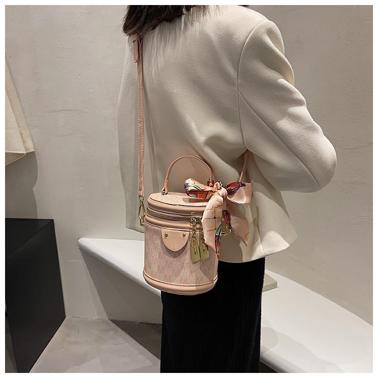 Ielgy Ladies Niche All-Match Messenger Bag Texture Portable Silk Scarf Bucket Bag