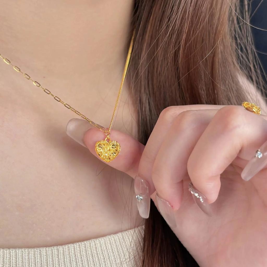 Echtgold gebürsteter Zuckerwürfel Liebe AB Halskette leichter Luxus mit süßem Design Sinn für weibliches Geschenk Schmuck