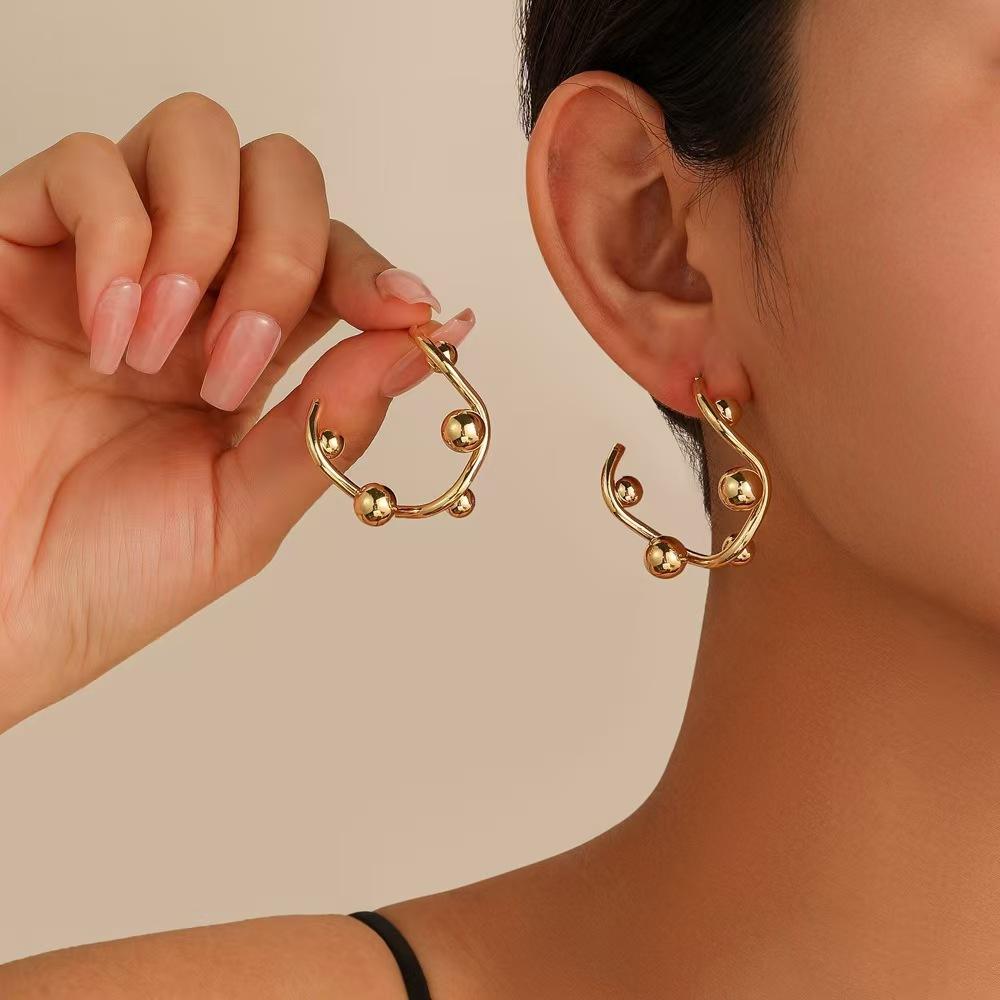 Fashion New Versatile Creative Geometric Ball C-shaped Stud Earrings Women's Earrings Direct Sales
