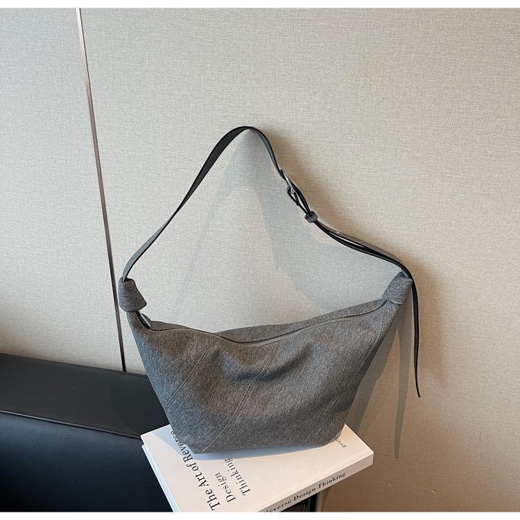 

Solid color dumpling bag new fashion simple shoulder bag niche temperament commuter messenger bag сірий колір