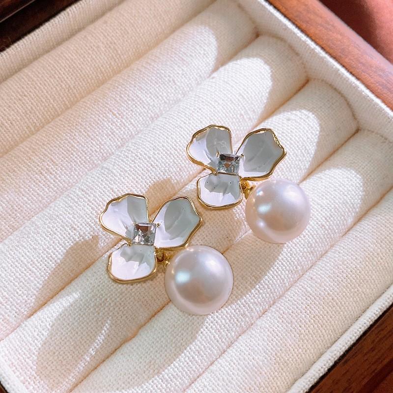 Medieval Silver Needle with Diamonds, Dripping Oil, Flower Pearl Earrings, Temperament, Court Style Stud Earrings, Light Luxury and High-end Earrings.