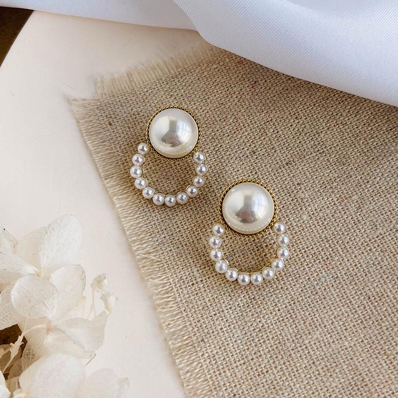 Boucles d'oreilles tendance haut de gamme en argent, cristal et perle 2023: Déclaration Exquise, Luxe Léger pour Femmes