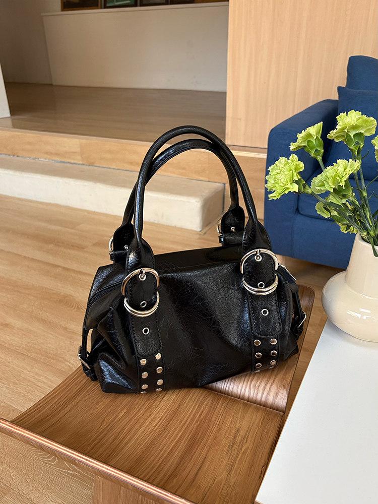 

Riveted Women s Shoulder Underarm Bag Large Capacity Hot Girls Motorcycle Tote Bags PU Leather Female Retro Design Handbags чёрный