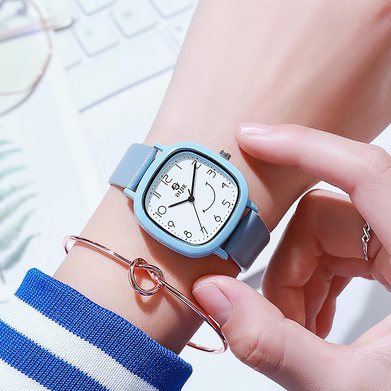 

Vintage Small Square Girl S Watch Junior High And High School Student Simple And Small Design Sense Prefectural Style Quartz серый