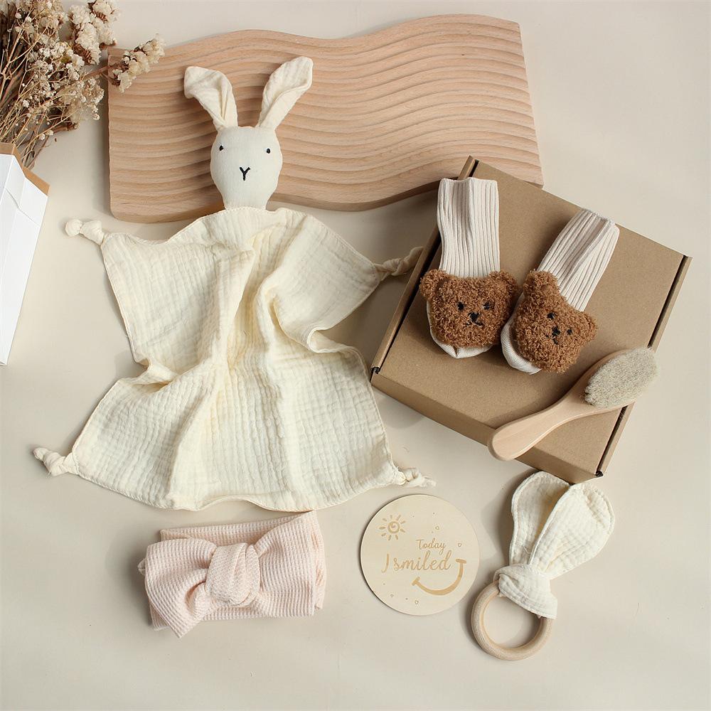 Newborn Shower Gift Set Box Baby Essentials Cotton Baby Security Blanket Lovely Socks Wooden Teether Multifunction Milestone Toy