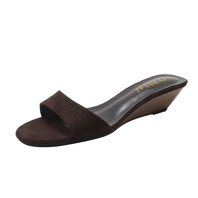 

French temperament sandals 2025 summer new one-word versatile simple exquisite fashion wedge slippers 42 коричневий