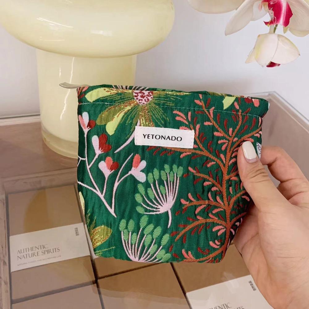 

Polyester Canvas Flower Clutch Bag Large Capacity Zipper Closure Makeup Bag Portable Flower Pattern Travel Toiletry Bag