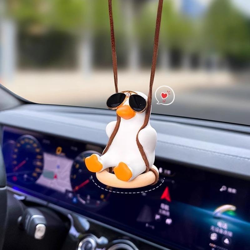 Cute Anime Decorazione interna per auto Altalena in gesso Anatra Ciondolo specchietto retrovisore automatico per accessori decorativi per auto Kawai