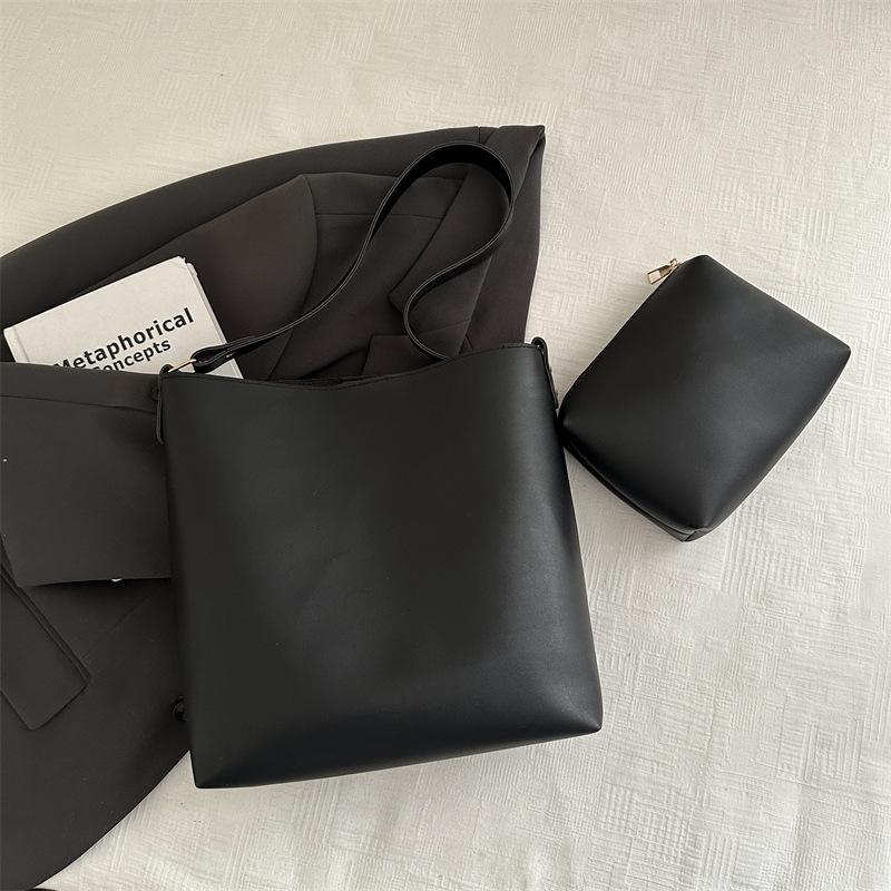 

Bags Large capacity retro tote bags New fashion commuter bucket bags Niche versatile shoulder armpit bags