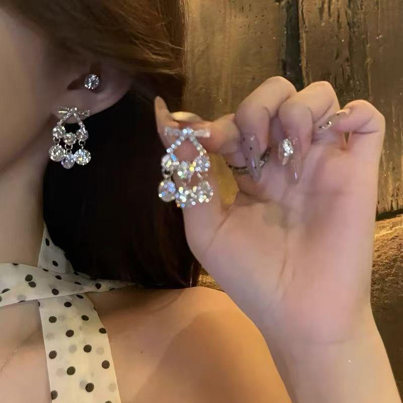 Nádherné náušnice s třásněmi ze zirkonů a diamantovým mašlí - Elegantní všestranná dámská móda